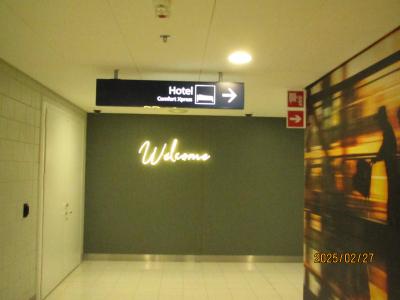 到着口に出てすぐ左側