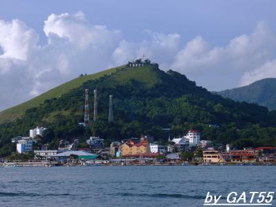 ブスアンガ島コロンの背後に位置する山で、頂上には白亜の十字架が建つ