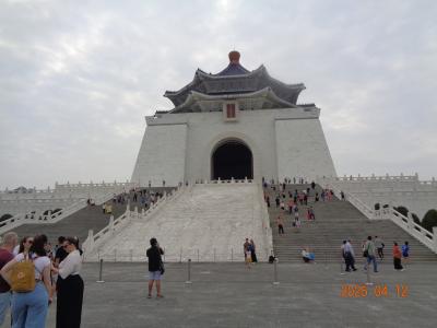 かなり広い記念堂です。