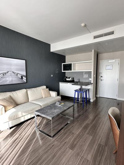 ジュニアスイートのリビングルーム。スリッパ無し。