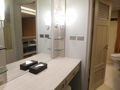 バスルームの前に大きな鏡とテーブルあり。便利でした。