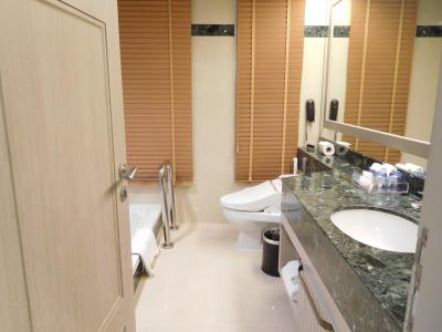 バスルーム。トイレはウオシュレット付き。