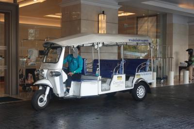 ホテルと大通りを送迎してくれるトゥクトゥク。便利でした。