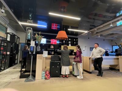 フロントはカウンター式ではありません。