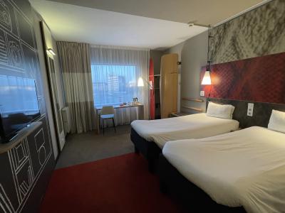 客室は広めでゆったりしています。バスタブがありません。