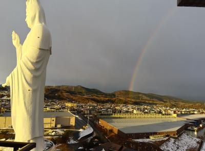 部屋の窓から観音様と虹