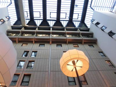 綺麗ですが、ロビーが吹き抜けのため騒がしい