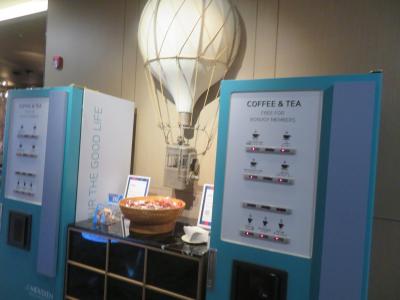 フロント横にコーヒーマシーンとお菓子（ロータス、薬菓など）