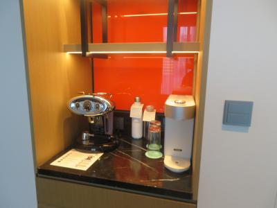 電気ポット、TWGの紅茶や水あり　冷蔵庫の中は有料　