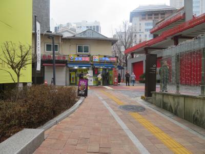 ホテルの裏手にはレートの良い中国大使館前両替所