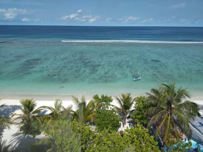 屋上からは海が見えます。人が少ないです。