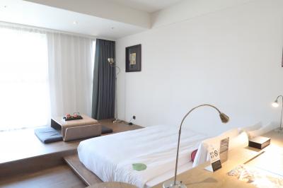 広い居室は小上がりがあったり凝った設計