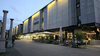 地下に大きなスーパー