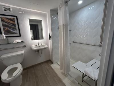 シャワーの水が床に溢れそうで使い勝手は難あり