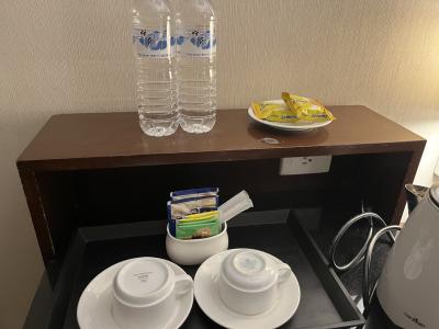 お茶セット。水2本。