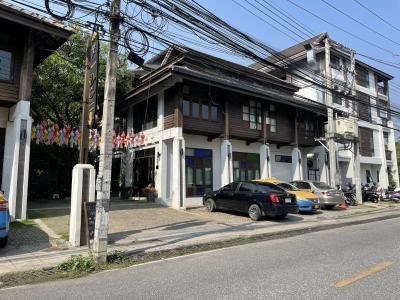 通りからホテルの入口を見たところです。