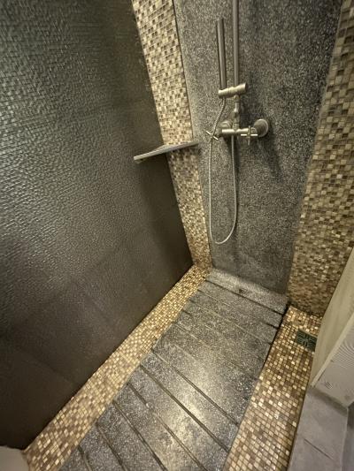 シャワーブースです。床がおしゃれでした。