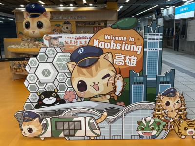 高雄空港から利用できて便利。紅線とオレンジ線が交差する美麗島駅が便利です。