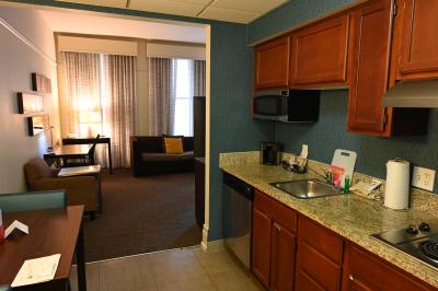 入口にはキッチン設備がある