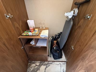 ミニバーとクローゼット兼ねないと無理なほどに狭い！