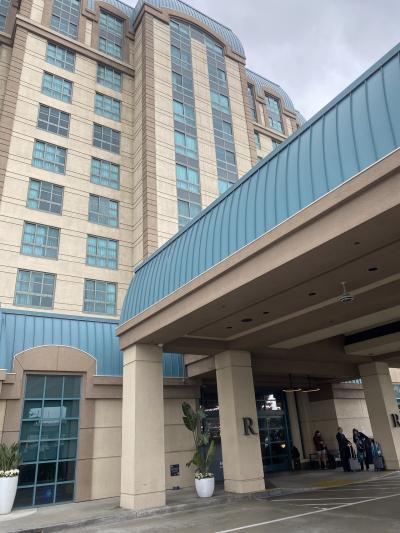 空港からシャトルバスで近くのホテル