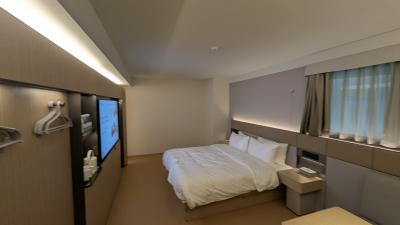 大画面テレビと、クイーンベッド