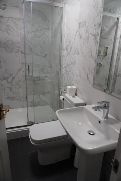 2回目のバスルームにバスタブなし。