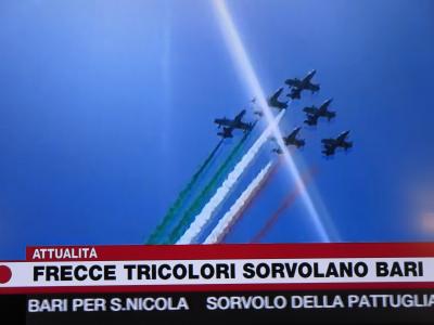 テレビでは旧市街上空を飛んだサンニコラ祭のお祝の様子を伝えて