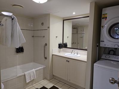 シャンプー,リンス,ボディーソープ有。洗濯機乾燥機が使えます