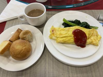 朝食。卵料理と麺料理はその場で作ってくれます。