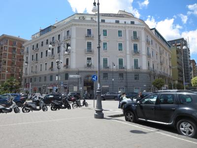 駅を背にして右前です