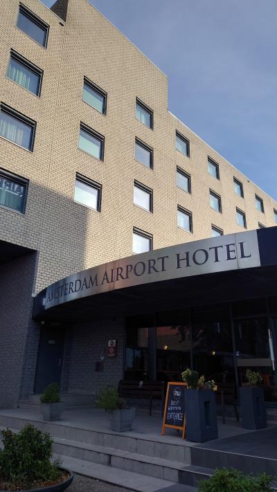 スキポール空港から無料バスで6分ほどの立地