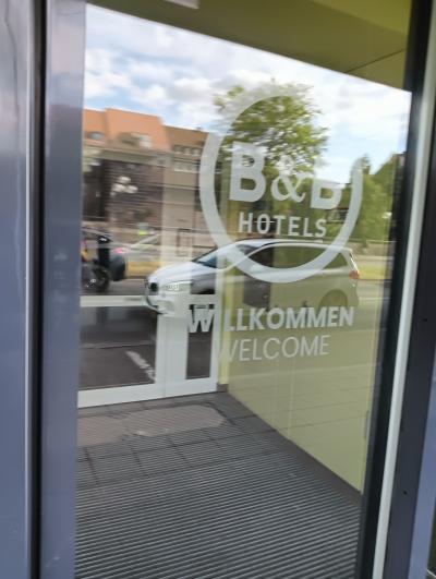 エレベーターは内部に回数表示が無い貨物用みたいなの１基。