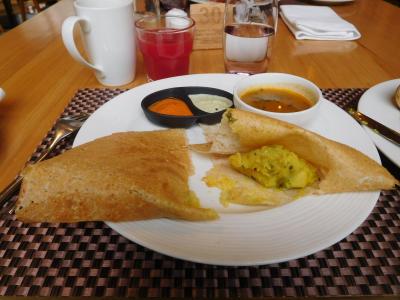 ドーサを焼いて中にポテトを入れてくれました。美味しい。