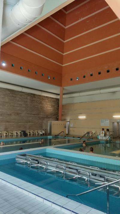 隣の温泉療養プール