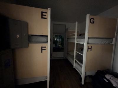 2段ベットが並ぶ