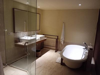 広めのバスルーム、バスタブにダブルシンク