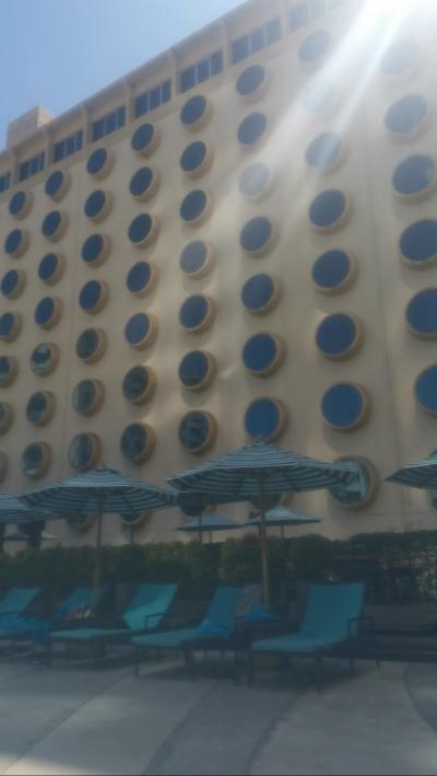 クラウンタワー６Fのプールから撮ったホテル。丸窓がカワイイ♪