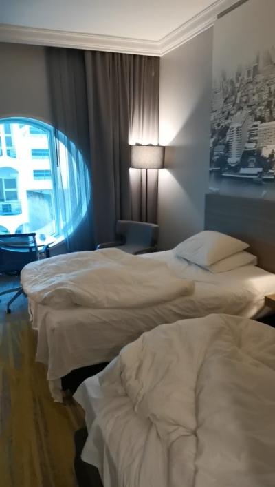 デラックスルームツインベットタイプ　大きなフォトに丸窓が斬新