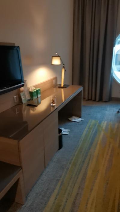 アメニティでスリッパもあります。手前はトランク広げる台もあり