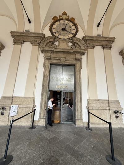 かなり多くの絵が飾られてました