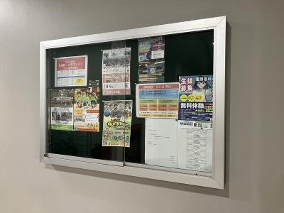 エレベーターホール前の掲示板、無料の医師相談会のお知らせ有り