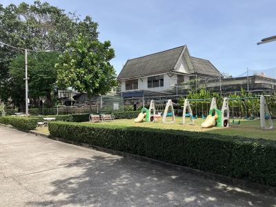遊具付きの公園やゴルフパターの練習場など