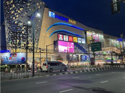 夜にはパシフィックパーク・ロビンソン周囲は連日ナイトバザール