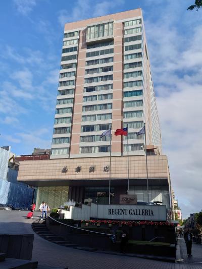 エントランスは坂の上になります