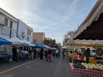 日曜日に開かれるHollywoodのファーマーズマーケット