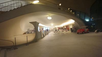 建屋内も有機的な曲線デザイン。