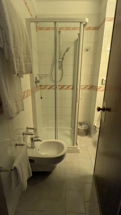 シャワーブース。出入り口は角。シャワーヘッド手持ち可能。