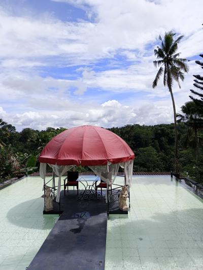 フロント前の池、ここでヨガがある