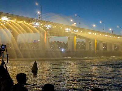 潜水橋のライトアップを見物